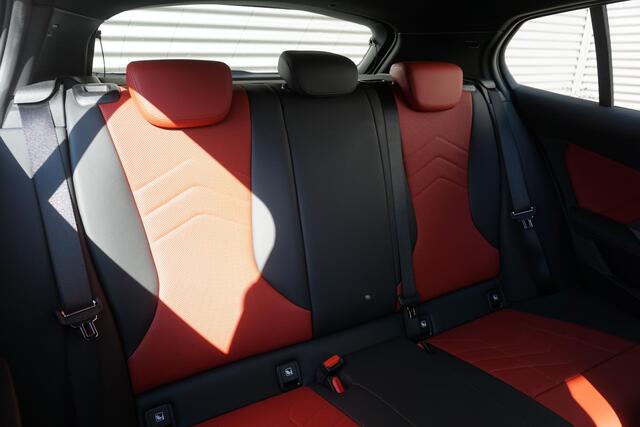 BMW 1-SERIE 5-deurs 120 M Sportpakket Executive | Innovation Pack | Harman-Kardon | Head-Up Display