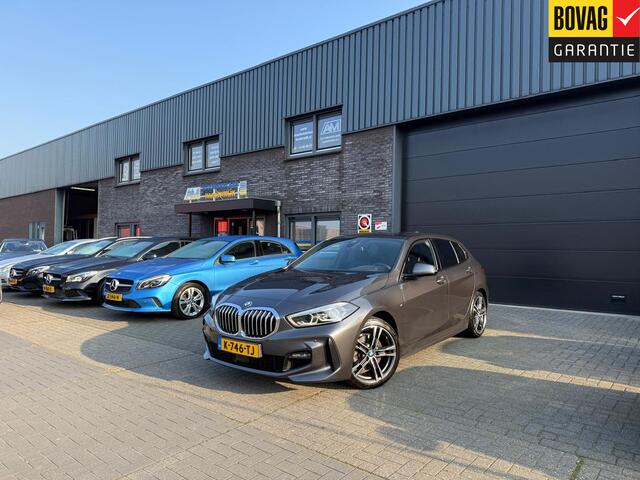 BMW 1-SERIE 116d Executive | 1E EIGENAAR | 12MND GARANTIE | AUTOMAAT | LED | CARPLAY | SFEERVERLICHTING | CRUISE | AIRCO |