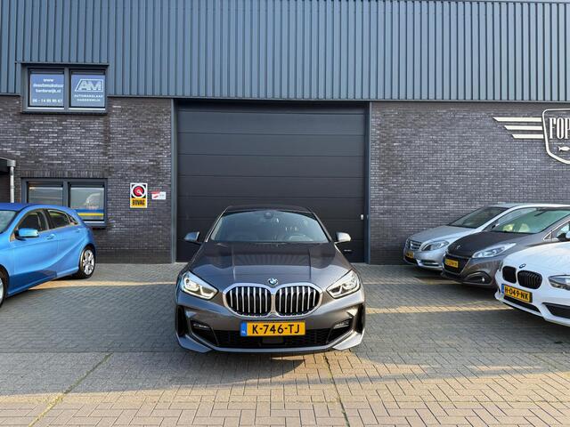 BMW 1-SERIE 116d Executive | 1E EIGENAAR | 12MND GARANTIE | AUTOMAAT | LED | CARPLAY | SFEERVERLICHTING | CRUISE | AIRCO |