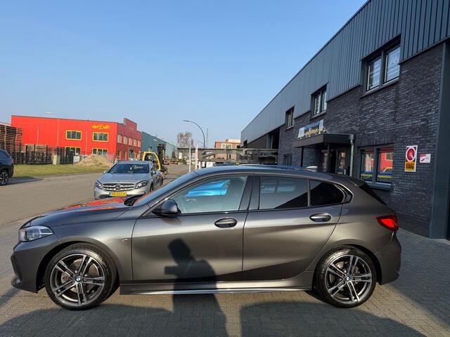 BMW 1-SERIE 116d Executive | 1E EIGENAAR | 12MND GARANTIE | AUTOMAAT | LED | CARPLAY | SFEERVERLICHTING | CRUISE | AIRCO |