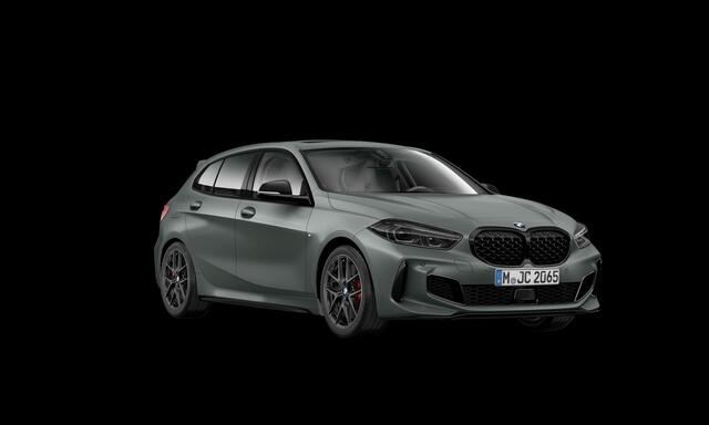 BMW 1-SERIE M135i xDrive | Live Cockpit | Panorama | Schaalstoelen | H&K | Head-Up | ACC | 18"LM | Frozen Pure Grey