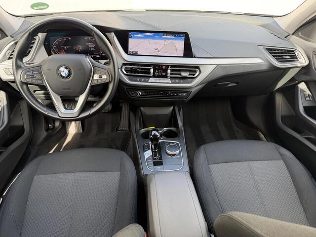 BMW 1-SERIE 118i Business Edition Automaat / 1e Eigenaar / Navigatie / Camera / PDC / Apple Carplay & Android Auto / Parkeerassistent / Cruise Control / Clima / DAB / NAP /