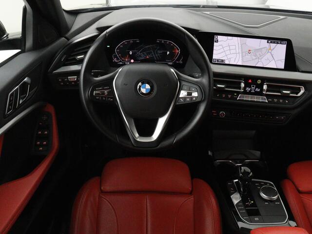 BMW 1-SERIE 118i High Executive | Sport Line | Panoramadak | Leder | Stoelverwarming | Keyless | Live Cockpit | Carplay | Sportstoelen | Navigatie | Spiegel Pakket | Parkeerhulp | Climate control
