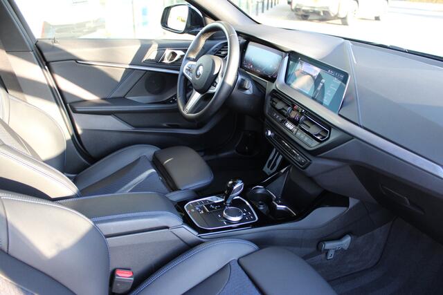 BMW 1-SERIE 118i M Sport Automaat / Panoramadak / Sportstoelen / Achteruitrijcamera / LED / Live Cockpit Professional / M Sportonderstel