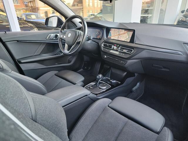 BMW 1-SERIE 118i EXECUTIVE EDITION AUT. Sport Line | Privacy Glass | Navi | LED