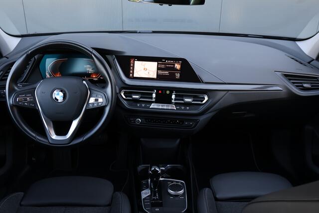 BMW 1-SERIE 116i Sportline Automaat | Adaptieve Cruise Control | Live Cockpit | Sportstoelen | Half Leer | Apple Carplay / Android Auto | Parkeersensoren | Sport Line