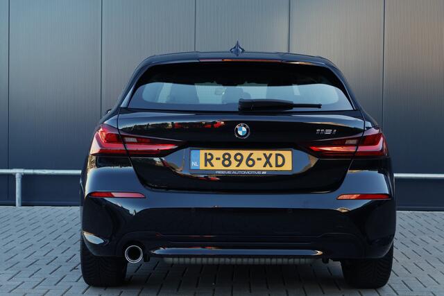 BMW 1-SERIE 116i Sportline Automaat | Adaptieve Cruise Control | Live Cockpit | Sportstoelen | Half Leer | Apple Carplay / Android Auto | Parkeersensoren | Sport Line
