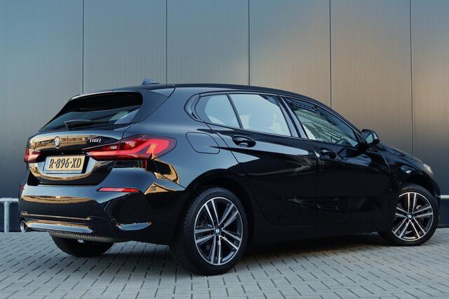 BMW 1-SERIE 116i Sportline Automaat | Adaptieve Cruise Control | Live Cockpit | Sportstoelen | Half Leer | Apple Carplay / Android Auto | Parkeersensoren | Sport Line