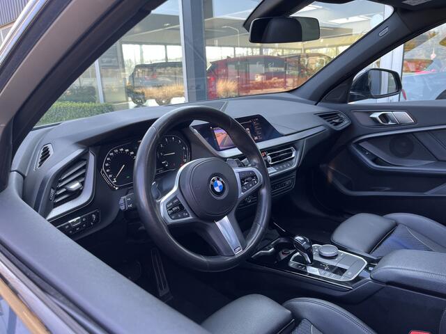 BMW 1-SERIE M135i xDrive High Executive M Sport 306pk Automaat | Panodak | Elektr. achterklep | arking Pakket | Spiegel Pakket | Draadloze telefoonlader | etc. etc.