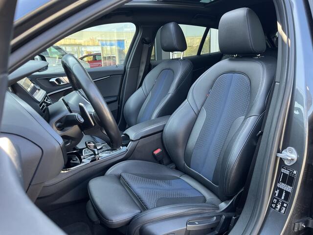 BMW 1-SERIE M135i xDrive High Executive M Sport 306pk Automaat | Panodak | Elektr. achterklep | arking Pakket | Spiegel Pakket | Draadloze telefoonlader | etc. etc.