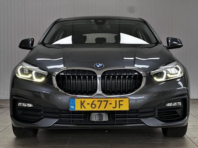 BMW 1-SERIE 118i Executive Edition/ Nieuw model!/ Apple + Android/ Virtual Dash./ LED Koplampen/ 17'' LMV/ Camera/ Keyless-GO/ Lane-Assist./ Navi/ Grootlicht Assist./ DAB+/ Adaptive Cruise/ PDC V+A/ Multi. LEDER. Stuur.