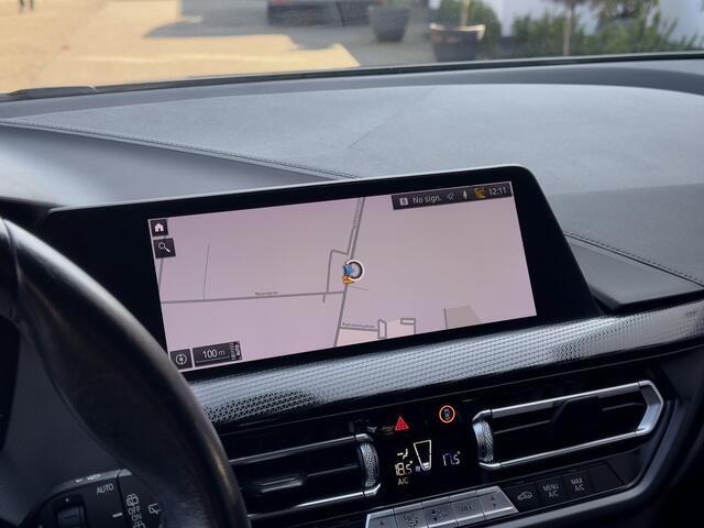 BMW 1-SERIE 118i AUT7 EXE M-SPORT LEDER NAVI DIGI-DASH APPLE-CARPLAY LED LMV PDC