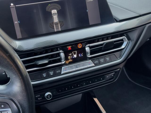 BMW 1-SERIE 118i AUT7 EXE M-SPORT LEDER NAVI DIGI-DASH APPLE-CARPLAY LED LMV PDC