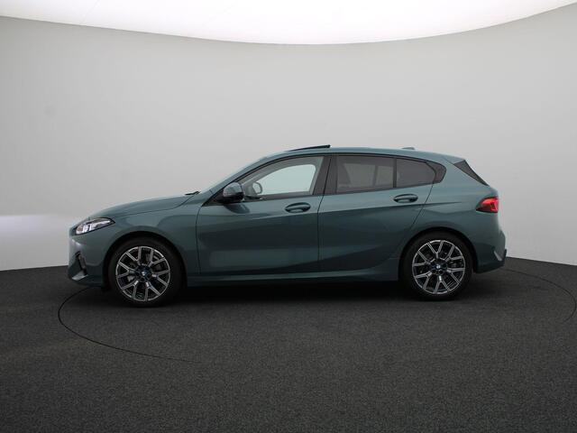 BMW 1-SERIE 120 M Sportpakket | Glazen Panoramadak | Driving Assistant Plus | Head-Up Display | 18"