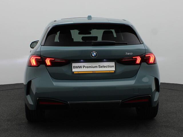 BMW 1-SERIE 120 M Sportpakket | Glazen Panoramadak | Driving Assistant Plus | Head-Up Display | 18"