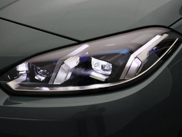 BMW 1-SERIE 120 M Sportpakket | Glazen Panoramadak | Driving Assistant Plus | Head-Up Display | 18"