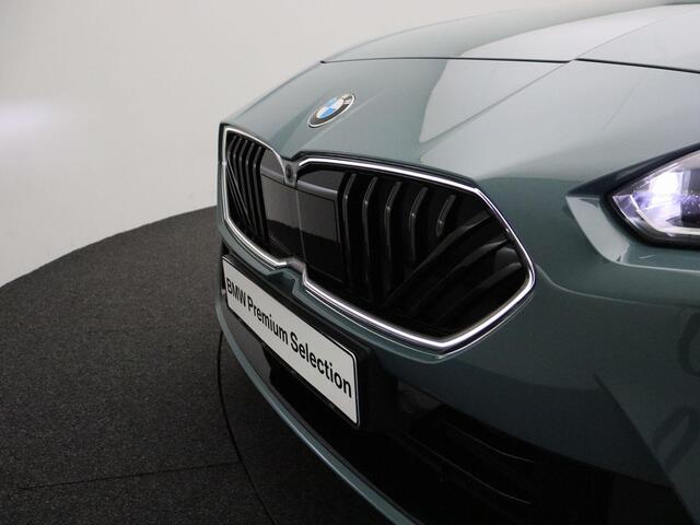 BMW 1-SERIE 120 M Sportpakket | Glazen Panoramadak | Driving Assistant Plus | Head-Up Display | 18"