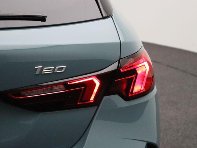 BMW 1-SERIE 120 M Sportpakket | Glazen Panoramadak | Driving Assistant Plus | Head-Up Display | 18"