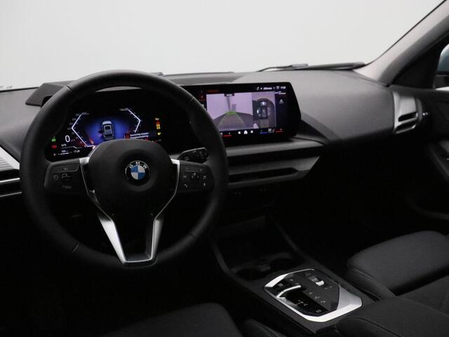 BMW 1-SERIE 120 M Sportpakket | Glazen Panoramadak | Driving Assistant Plus | Head-Up Display | 18"