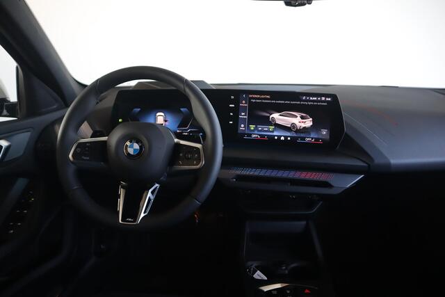 BMW 1-SERIE 120 M Sportpakket Pro | Head-Up | 360 Camera | Dodehoekdetectie | Iconic Glow | Stoelverwarming | Comfort Access | Ekris Selection