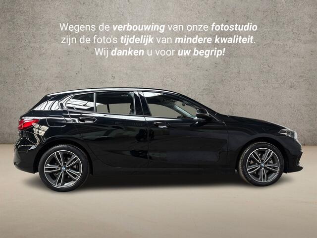 BMW 1-SERIE 118i Sportline Automaat (APPLE CARPLAY, DEALER ONDERHOUDEN, GROOT NAVI, LEDER, CAMERA, STOELVERWARMING, SPORTSTOELEN, LANE ASSIST, NIEUWE APK, NIEUWSTAAT)