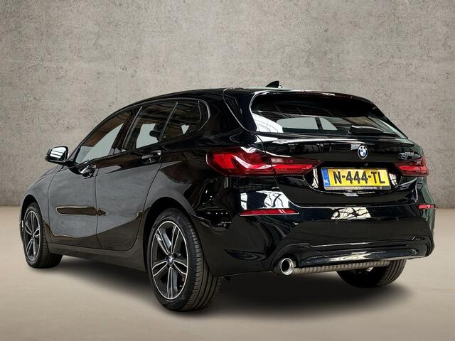 BMW 1-SERIE 118i Sportline Automaat (APPLE CARPLAY, DEALER ONDERHOUDEN, GROOT NAVI, LEDER, CAMERA, STOELVERWARMING, SPORTSTOELEN, LANE ASSIST, NIEUWE APK, NIEUWSTAAT)