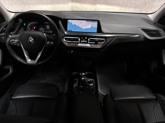 BMW 1-SERIE 118i Sportline Automaat (APPLE CARPLAY, DEALER ONDERHOUDEN, GROOT NAVI, LEDER, CAMERA, STOELVERWARMING, SPORTSTOELEN, LANE ASSIST, NIEUWE APK, NIEUWSTAAT)