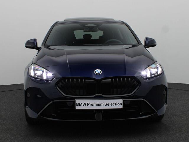 BMW 1-SERIE 120 M Sportpakket Pro | Premium Pack | Stuurwielrand Verwarmd | Panoramadak | Elektrisch Verstelbare Sportstoelen | Driving Assistant Plus | Harman Kardon | 19''