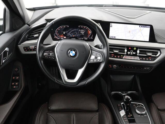 BMW 1-SERIE 120i Business Edition Plus | Leder | Sportstoelen | Carplay | Stoelverwarming | Live Cockpit | Parkeerhulp | Climate control