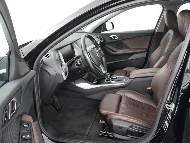 BMW 1-SERIE 120i Business Edition Plus | Leder | Sportstoelen | Carplay | Stoelverwarming | Live Cockpit | Parkeerhulp | Climate control