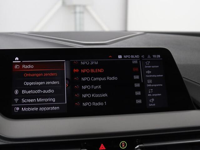 BMW 1-SERIE 120i Business Edition Plus | Leder | Sportstoelen | Carplay | Stoelverwarming | Live Cockpit | Parkeerhulp | Climate control