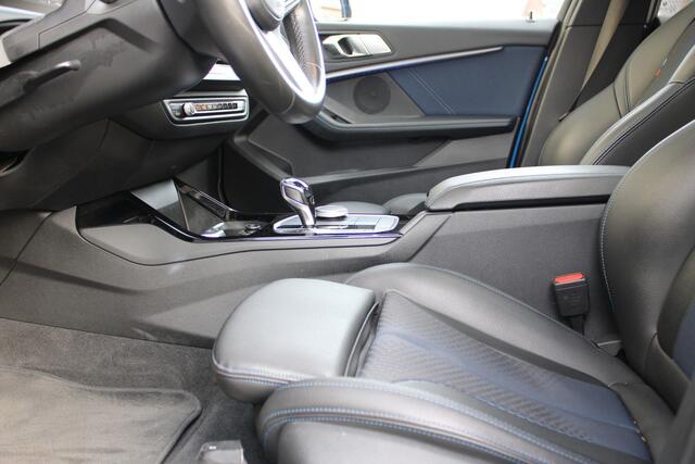 BMW 1-SERIE 118i High Executive M Sport 17 inch - Schuif kanteldak -Hooglans zwarte delen - Goed onderhouden Schuif kanteldak