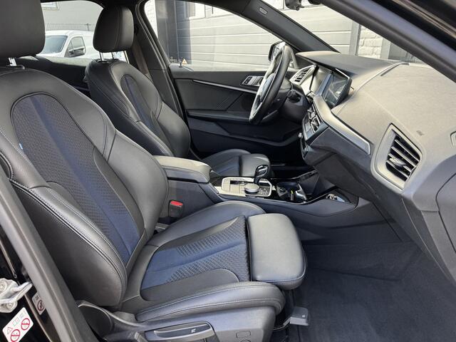 BMW 1-SERIE 118i Business Edition M-Sport Shadow Automaat | Navi | Cruise | Carplay | Sfeer | ¤19.900,- incl. BTW