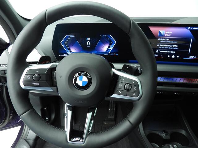 BMW 1-SERIE 5-deurs 120 M-Sportpakket / Panoramadak / Trekhaak / Driving assist plus / Getint glas / Alu wielen 19 inch