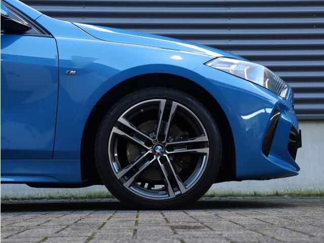 BMW 1-SERIE 118i | Executive | M Sportpakket | Sportstoelen | Apple Carplay | Hi-Fi | Stuurwielrand Verwarmd | Stoelverwarming | Climate Control | 18'' LMV