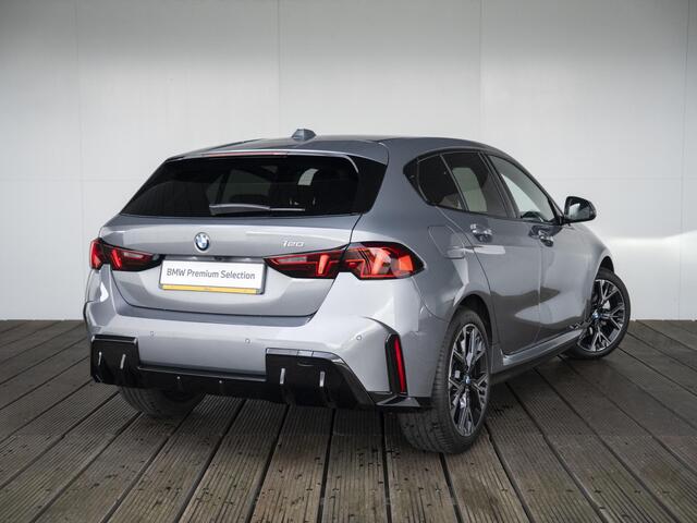 BMW 1-SERIE 120 | M Sport | Achteruitrijcamera | Stoelverwarming | PDC | 18''