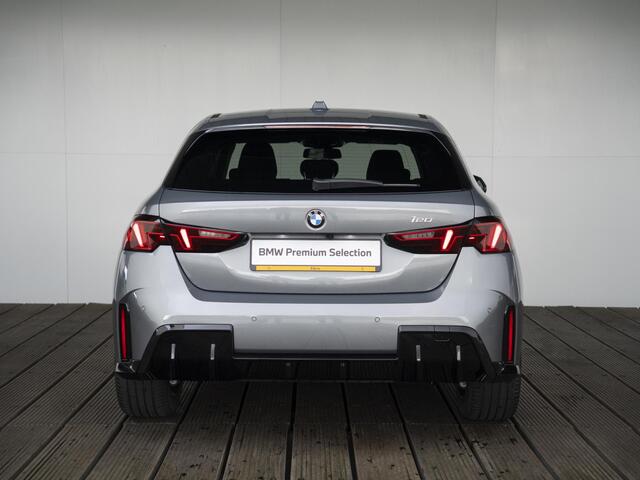 BMW 1-SERIE 120 | M Sport | Achteruitrijcamera | Stoelverwarming | PDC | 18''