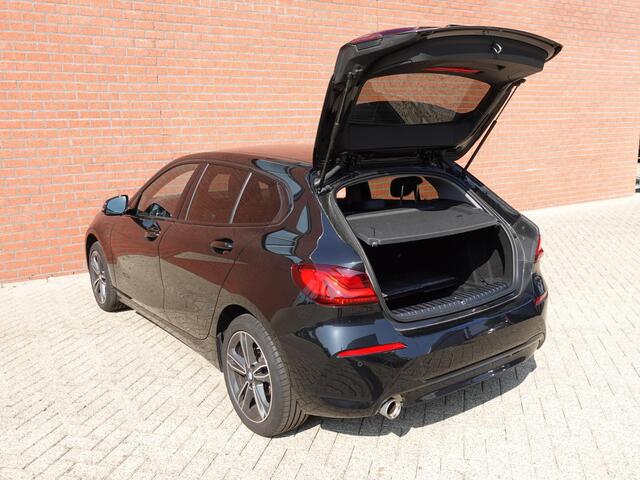 BMW 1-SERIE 118i Introduction Edition Automaat | Navigatie | Virtual Cockpit | Parkeersensoren | Ledverlichting | HiFi audio | Cruise Control | Climate Control | Getinte ramen