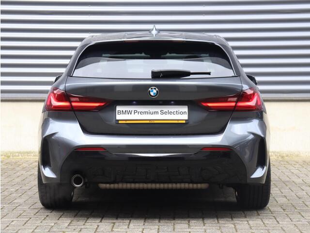 BMW 1-SERIE 5-deurs 118i | High Executive | M Sportpakket | Panodak | Apple Carplay | Verwarmbare Voorstoelen | Getint Glas | Climate Control | 18'' LMV