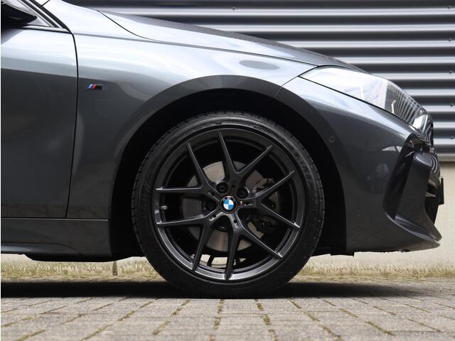 BMW 1-SERIE 5-deurs 118i | High Executive | M Sportpakket | Panodak | Apple Carplay | Verwarmbare Voorstoelen | Getint Glas | Climate Control | 18'' LMV
