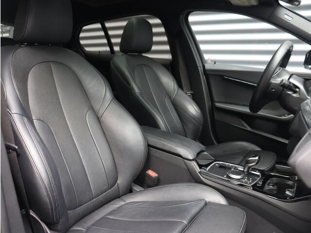 BMW 1-SERIE 5-deurs 118i | High Executive | M Sportpakket | Panodak | Apple Carplay | Verwarmbare Voorstoelen | Getint Glas | Climate Control | 18'' LMV