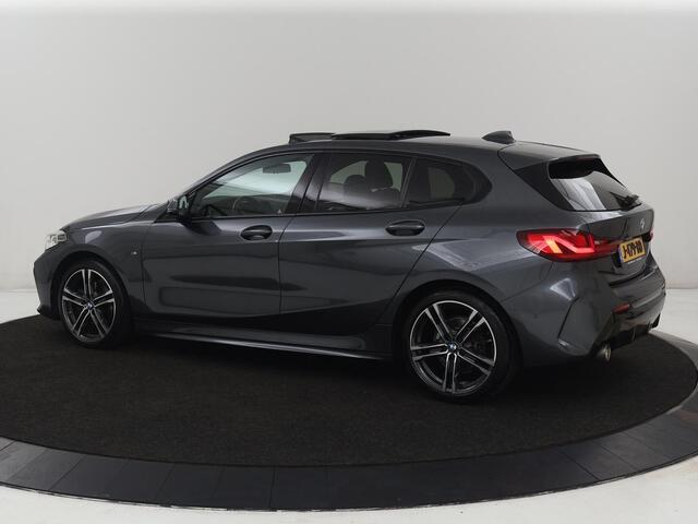 BMW 1-SERIE 118i M Sport | Panoramadak | Stoelverwarming | Harman/Kardon | Camera | Live Cockpit | Carplay | Sfeerverlichting | Sportstoelen | Full LED | Navigatie | Half leder | Park Assist | Climate control