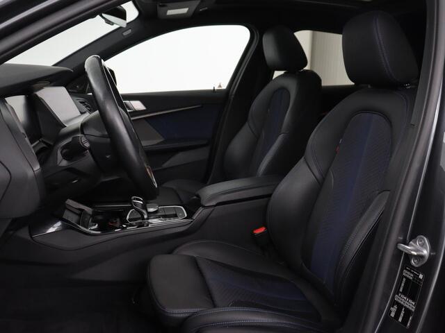 BMW 1-SERIE 118i M Sport | Panoramadak | Stoelverwarming | Harman/Kardon | Camera | Live Cockpit | Carplay | Sfeerverlichting | Sportstoelen | Full LED | Navigatie | Half leder | Park Assist | Climate control