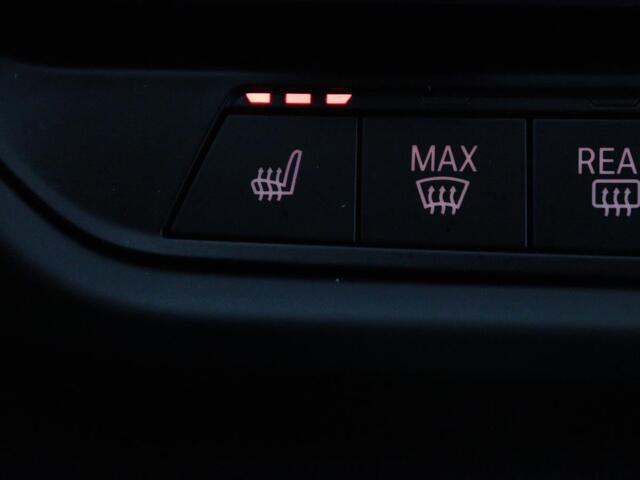 BMW 1-SERIE 118i M Sport | Panoramadak | Stoelverwarming | Harman/Kardon | Camera | Live Cockpit | Carplay | Sfeerverlichting | Sportstoelen | Full LED | Navigatie | Half leder | Park Assist | Climate control