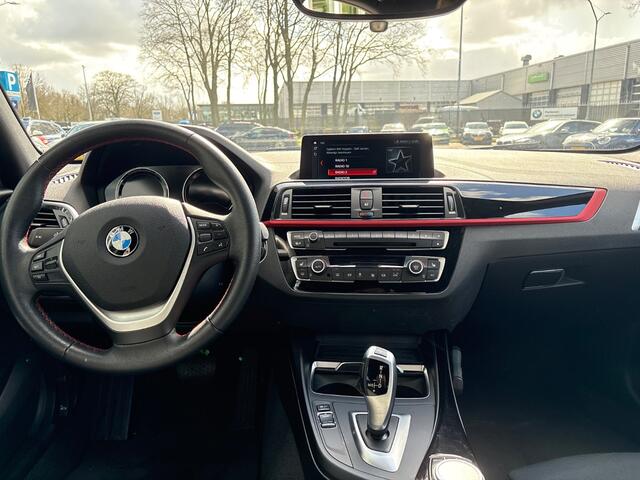 BMW 1-SERIE 118i Sport Line Edition | Stoelverwarming | Cruise Control | Parkeersensoren | Navigatie | Groot Scherm | Digitale Tellers | Automaat | Keyless | Trekhaak | LED