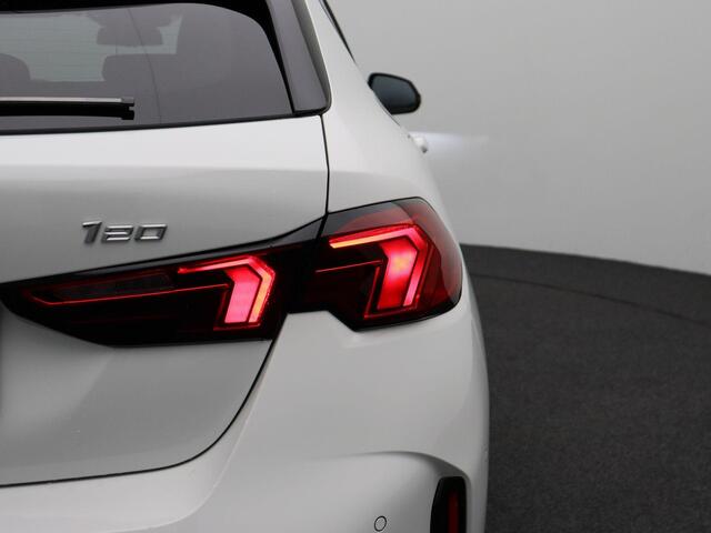 BMW 1-SERIE 120 M Sport Design Edition | Harman Kardon | Driving Assistant | Stuurwielverwarming | 18"