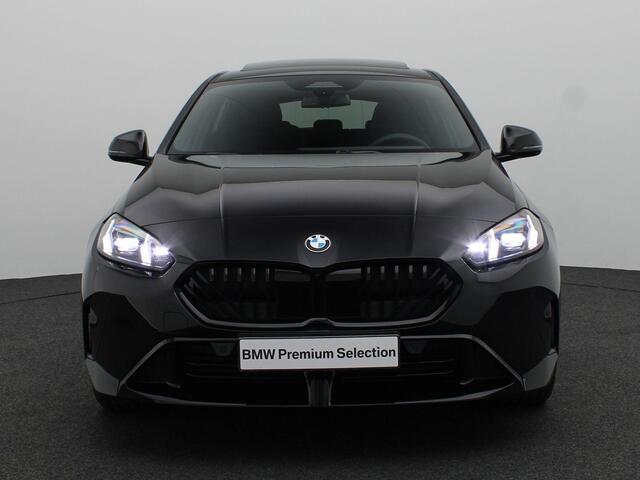 BMW 1-SERIE 120 M Sport Design Edition | M Sportpakket Pro | Driving Assistant Plus | Harman Kardon | 18"
