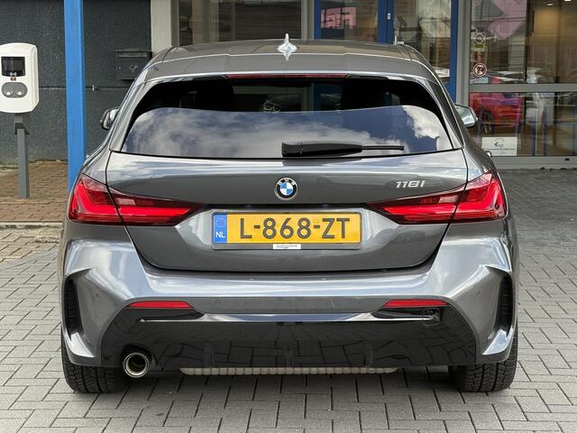 BMW 1-SERIE 118i Business Edition Plus 136pk Automaat | M Pakket | Navi | Stoelverwarming | PDC |