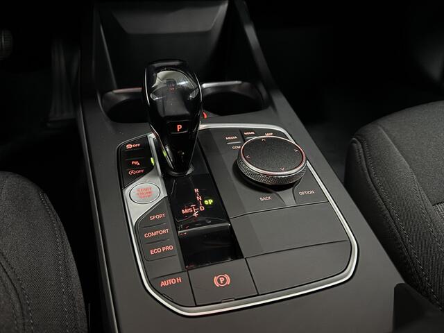 BMW 1-SERIE 118i Executive Edition AUTOMAAT DIGI-DASH NAVI CARPLAY LMV 2X-PDC