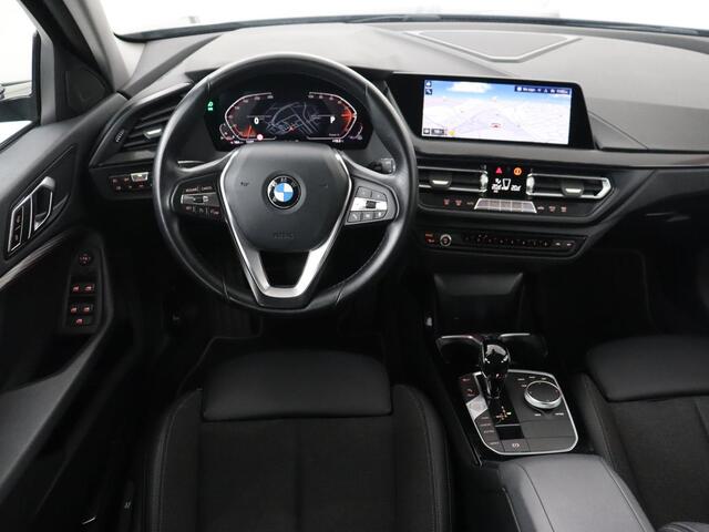 BMW 1-SERIE 118i Sport Line | Sportstoelen | Carplay | Half leder | Live Cockpit | Full LED | Navigatie | Sfeerverlichting | Trekhaak | Climate control | Parkeerhulp | Cruise control | DAB | Bluetooth